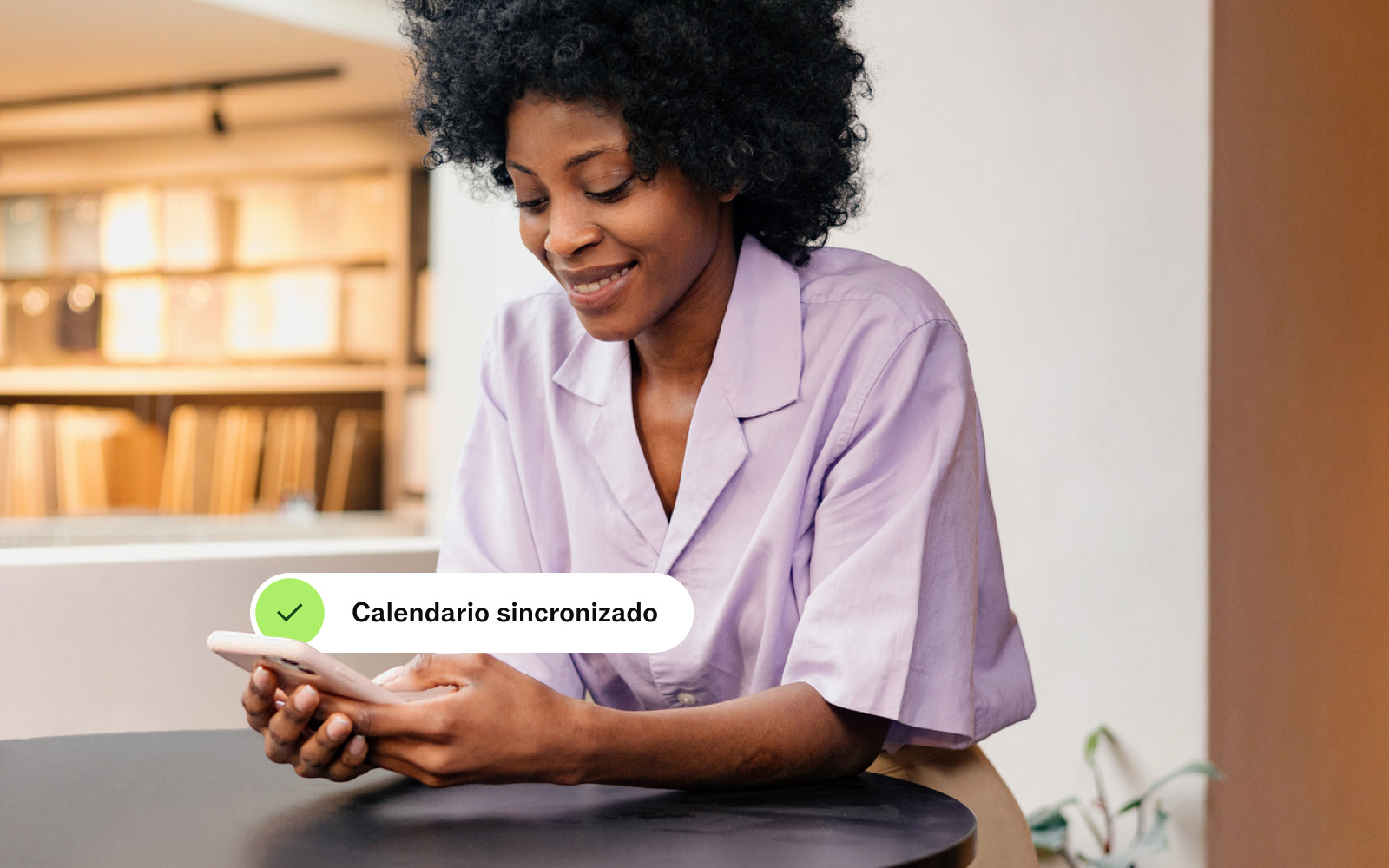 Emprendedora mira el calendario fiscal de empresas de Taxfix