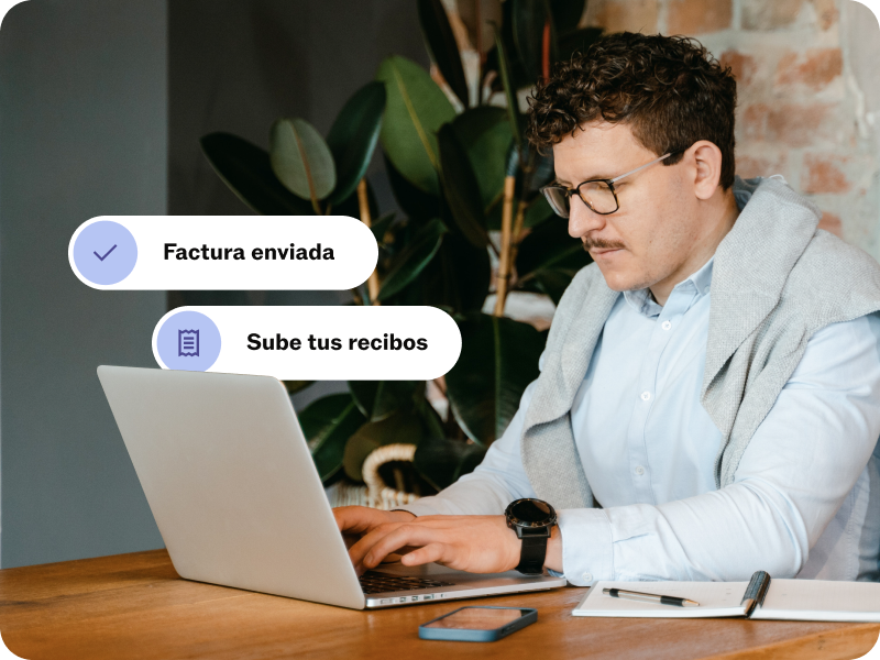 Emprendedor utiliza el programa de contabilidad de Taxfix