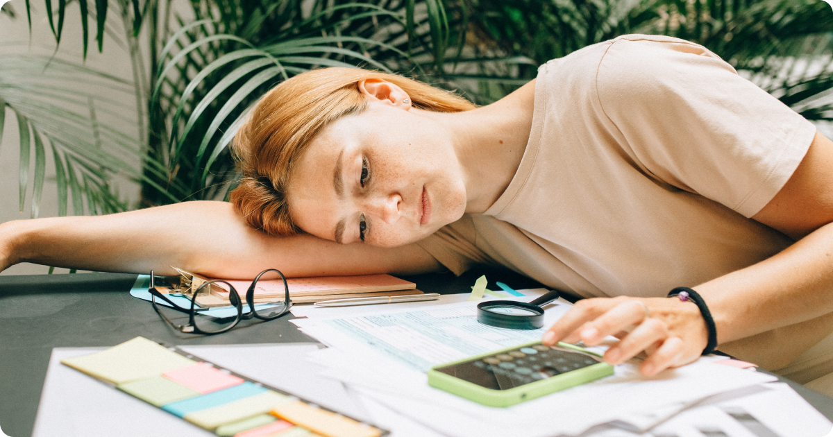 Mujer calcula cuánto cuesta ser autónomo