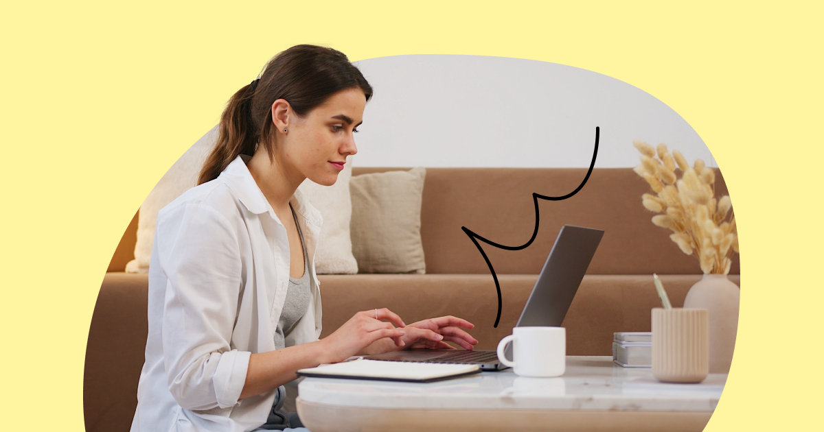 Una mujer se descarga el certificado digital
