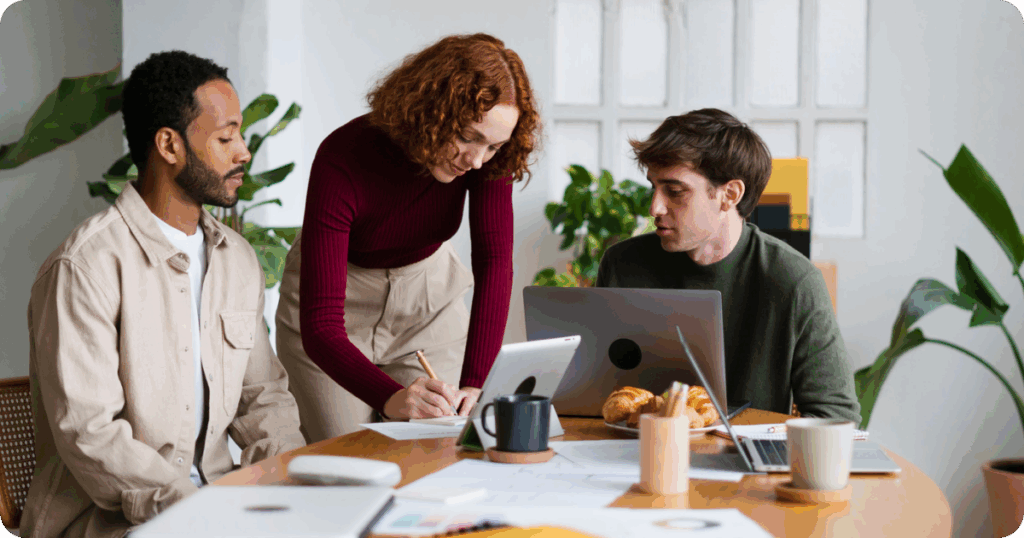 Personas hacen cálculos para emprender en Valencia.