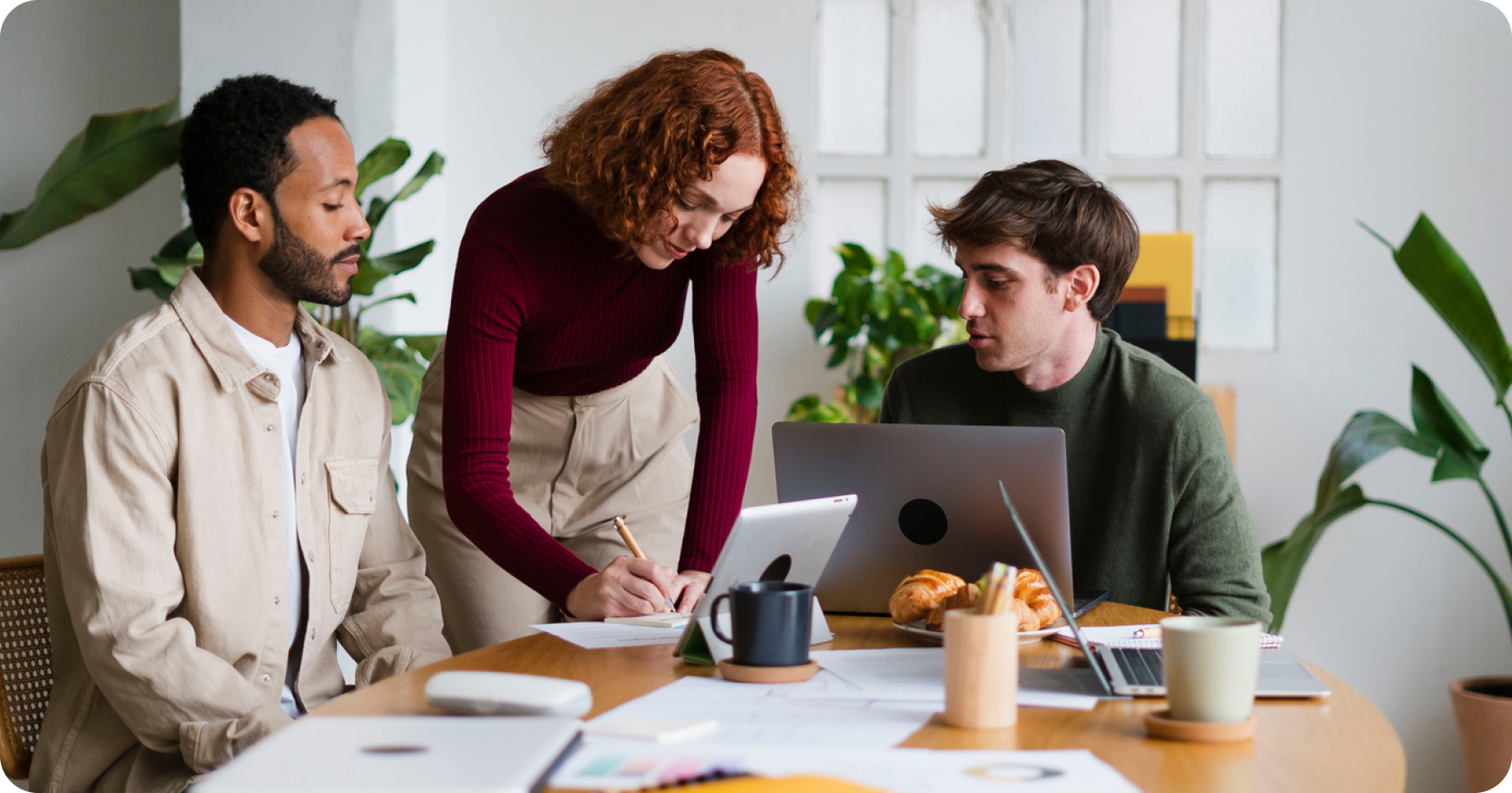 Emprendedores discuten sobre la constitución de su Sociedad Limitada Nueva Empresa