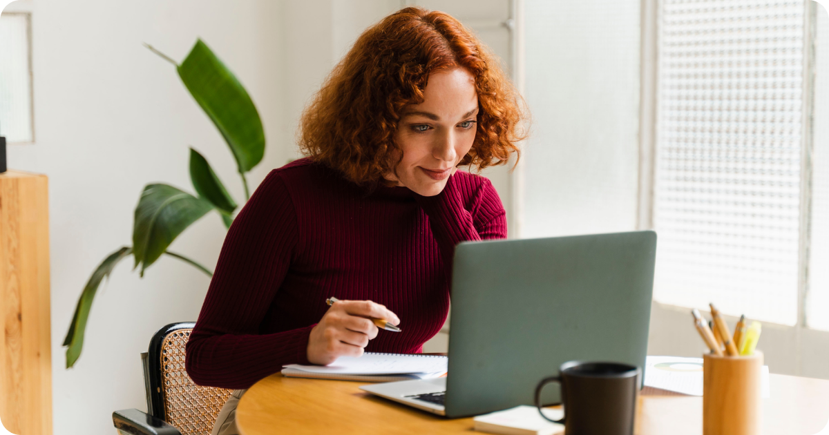 Mujer comprueba el mejor precio de las gestorías online