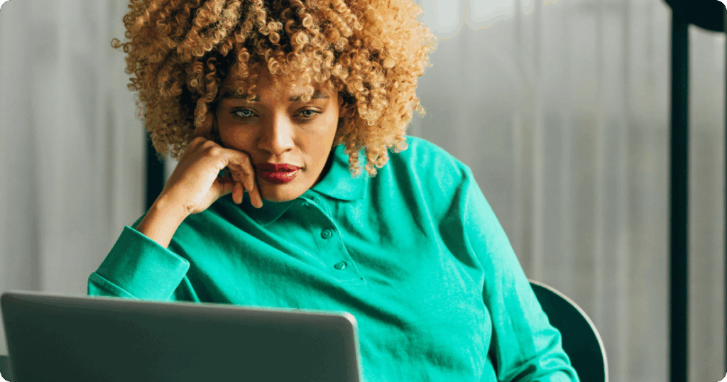 Mujer busca qué es el open banking