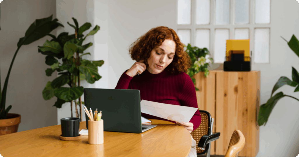 Mujer busca información sobre como hacerse autónomo