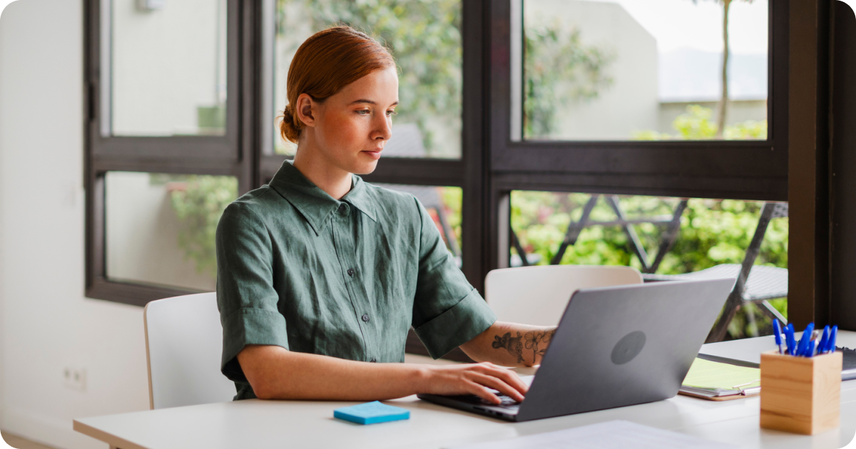 Una chica compara opciones para escoger la mejor gestoría online