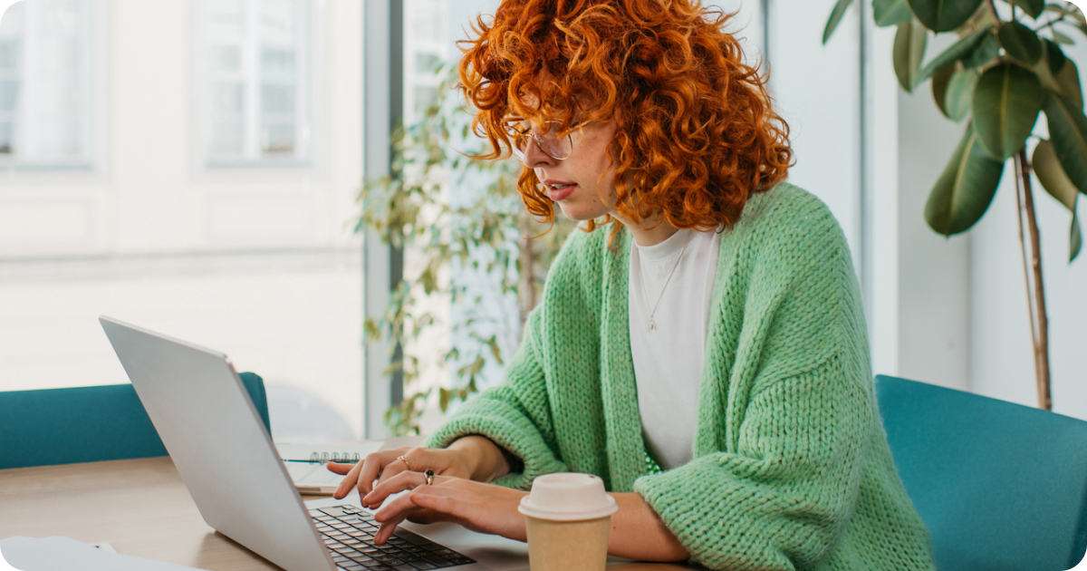 Mujer busca como pedir la deducción para contribuyentes con cónyuges de entre todas las deducciones autonómicas de Andalucía