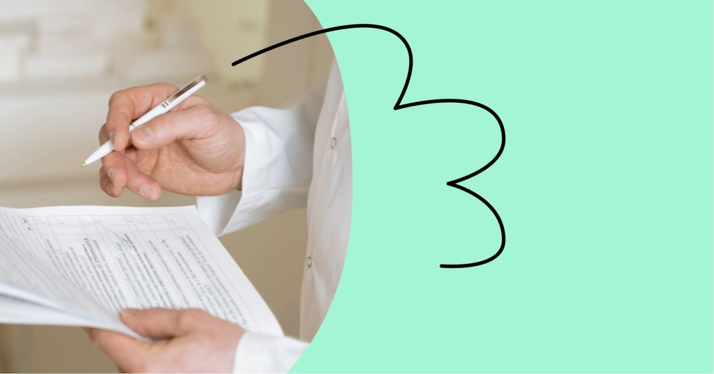 Autónomo comprueba sus impuestos con papel y boli