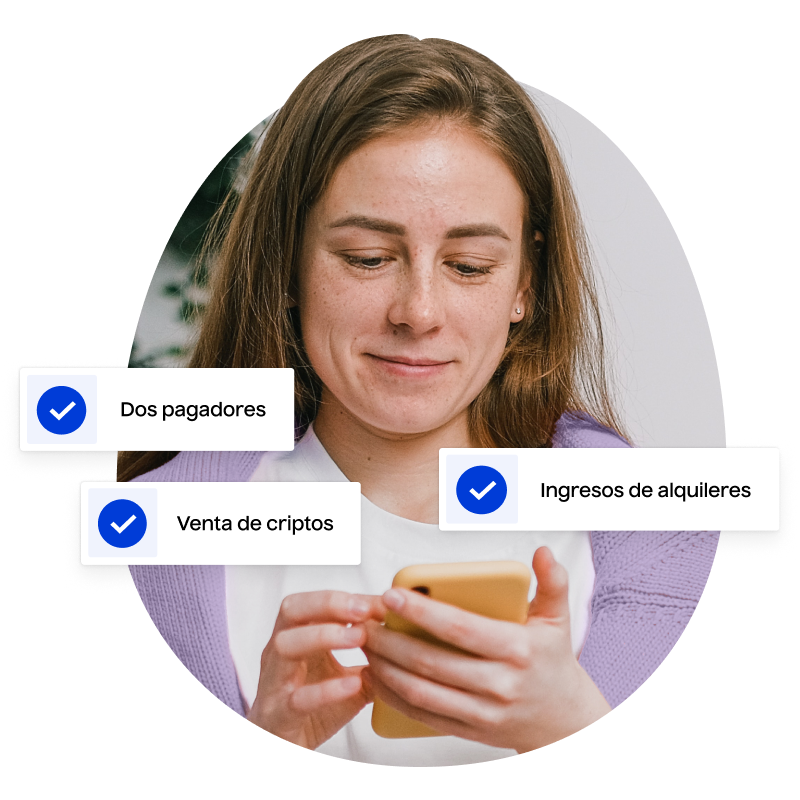 mujer revisa los servicios de la declaración de la renta online