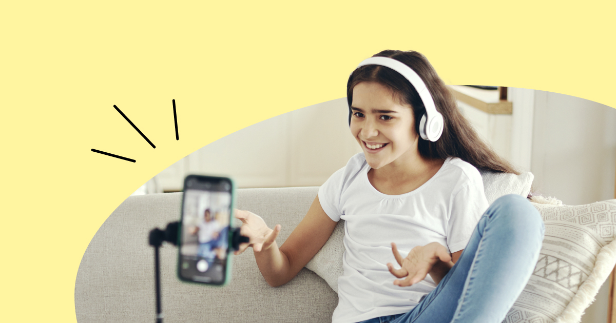 niña graba un video en el movil