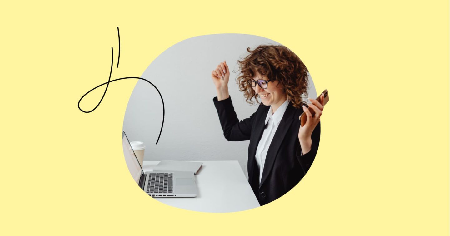 Emprendedora consulta en el ordenador las ventajas de las pymes en España