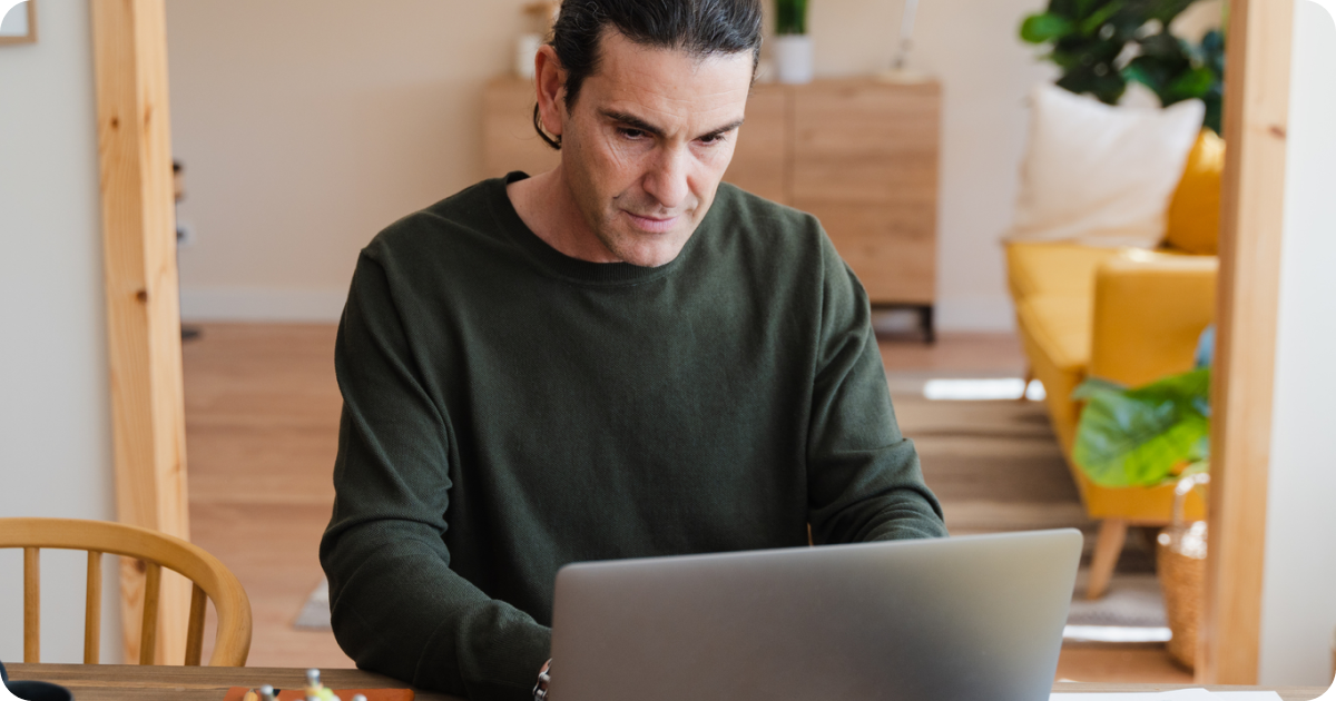 Un hombre averigua los requisitos para ser autónomo online