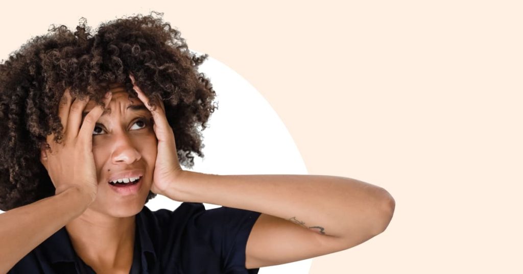 mujer angustiada se echa las manos a la cabeza